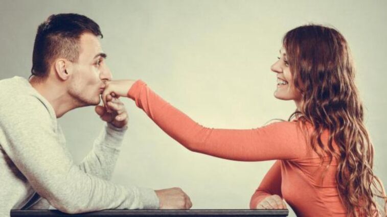 een man zorgt voor een meisje en denkt aan penisvergroting