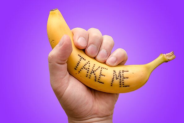 banaan in de hand symboliseert een penis met een vergroot hoofd