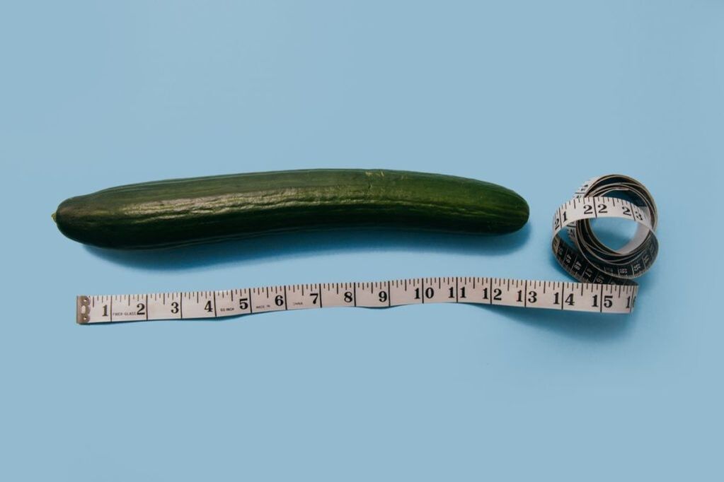 Meting van de grootte van de penis met behulp van het voorbeeld van een komkommer