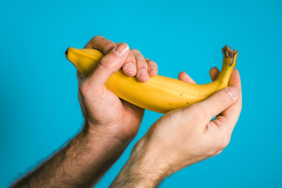 Oefening om de penis te vergroten op het voorbeeld van een banaan