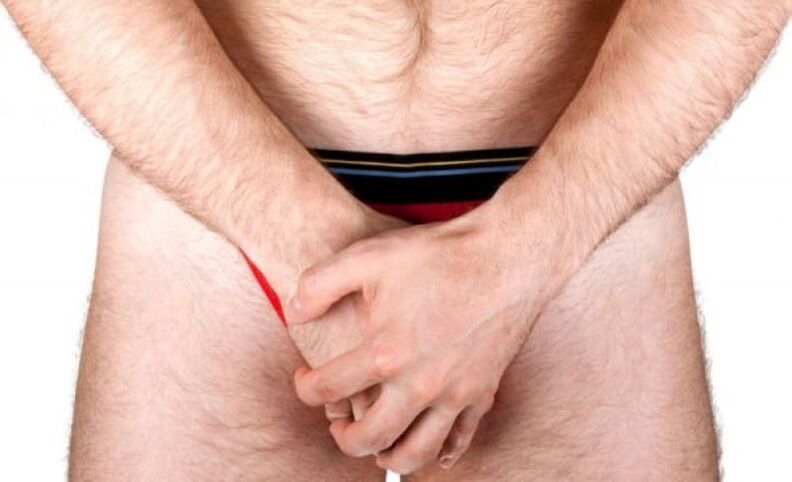 man doet penismassage om de dikte te vergroten