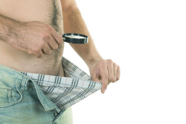 een man kijkt naar zijn penis en wil deze vergroten